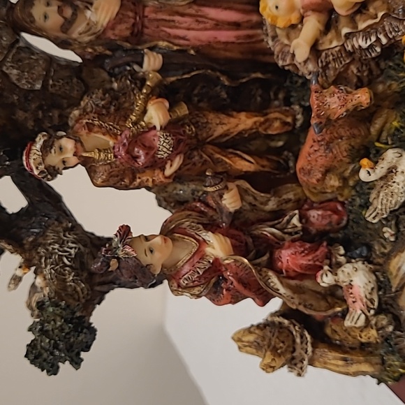 Nativity from the Goldenvale Collection - Picture 8 of 17